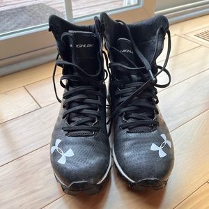 Youth size 5.5 UA Highlight Football Cleats.